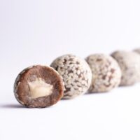 توپ انرژی رژیمی با خرما، ارده و کنجد بدون شکر و افزودنی مناسب برای وگان و کودکان
